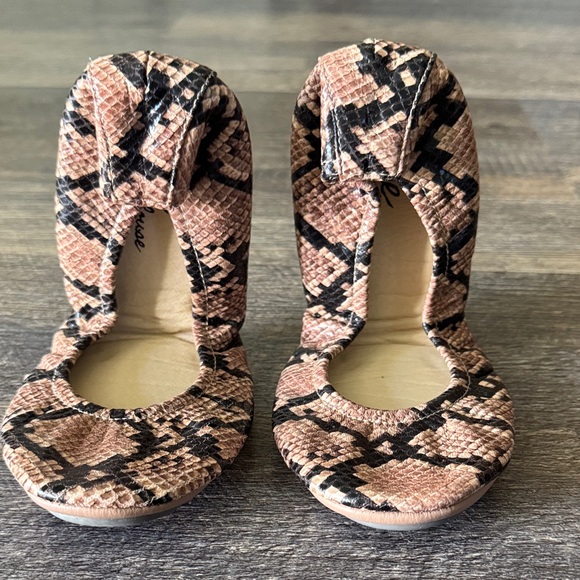 Chic Snakeskin Patterned Women's Loafers - Picture 1 of 4